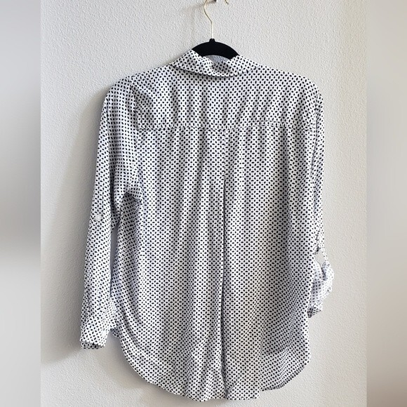 Velvet heart Black and white long sleeved button front print blouse size medium - Picture 2 of 5